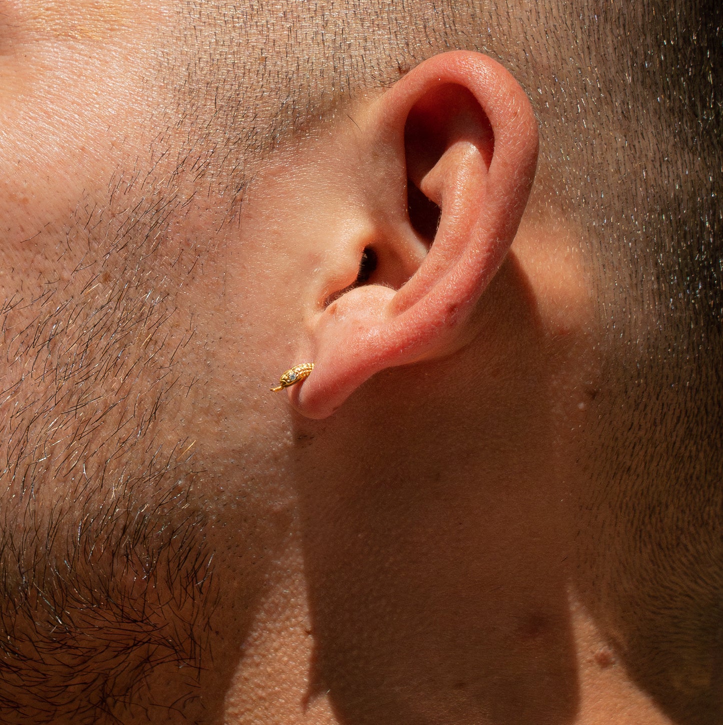 Arete coatl oro amarillo de 18K con diamantes