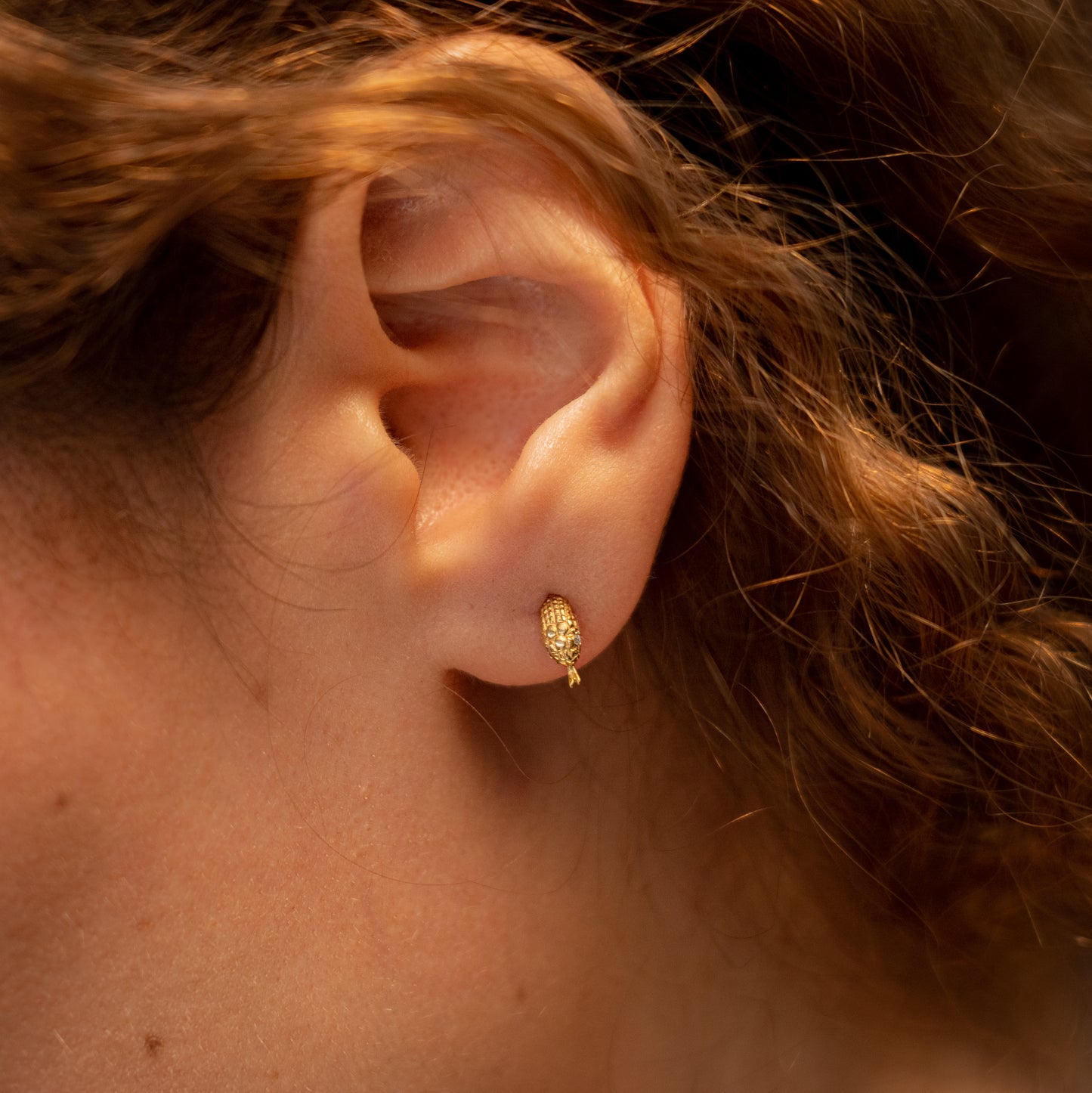 Arete coatl oro amarillo de 18K con diamantes