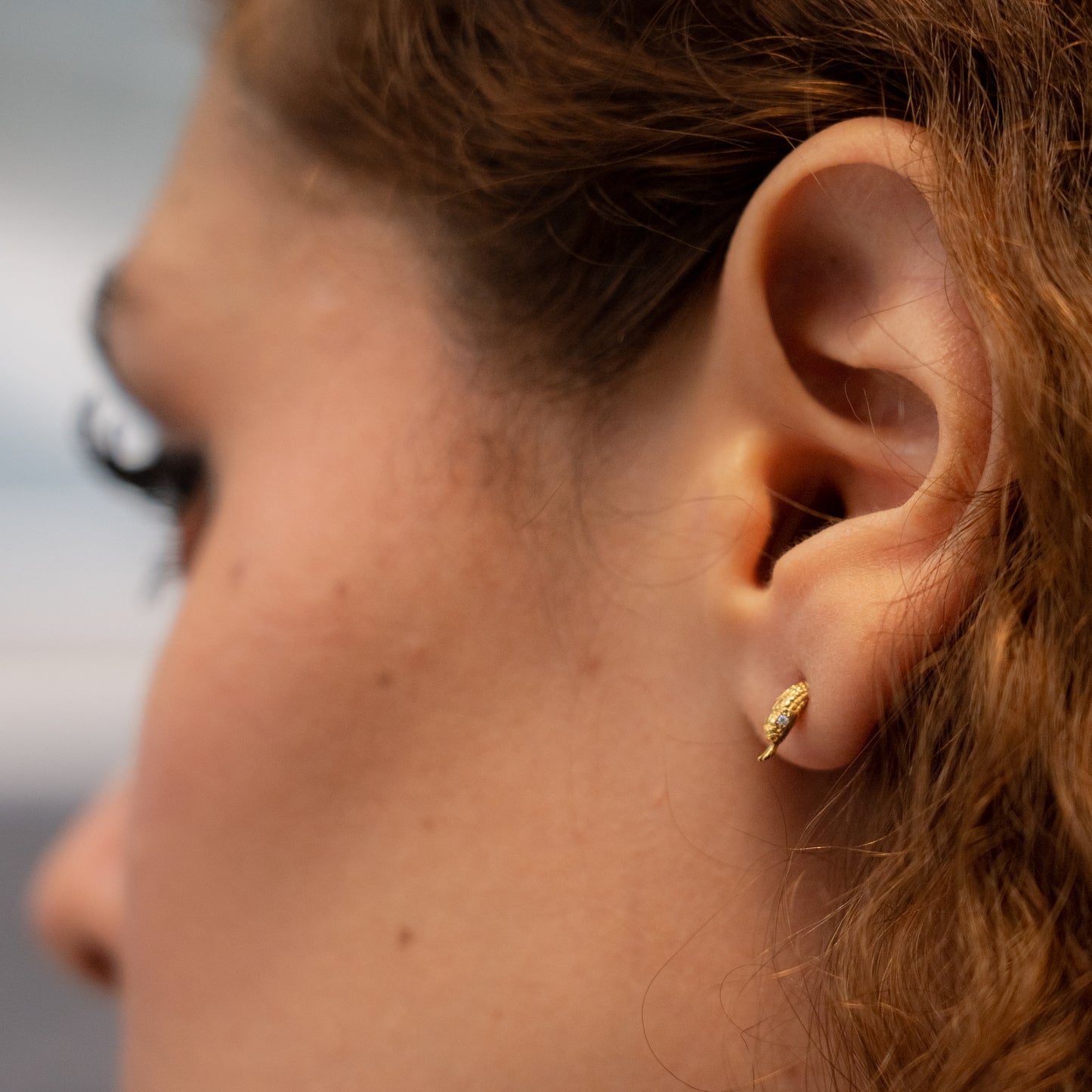 Arete coatl oro amarillo de 18K con diamantes