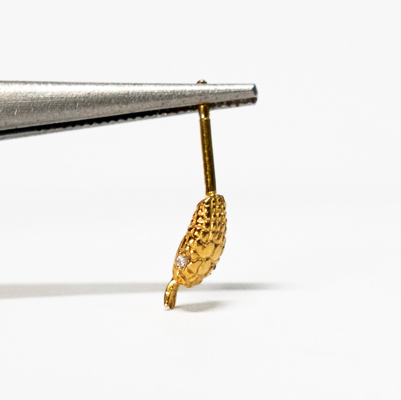 Arete coatl oro amarillo de 18K con diamantes