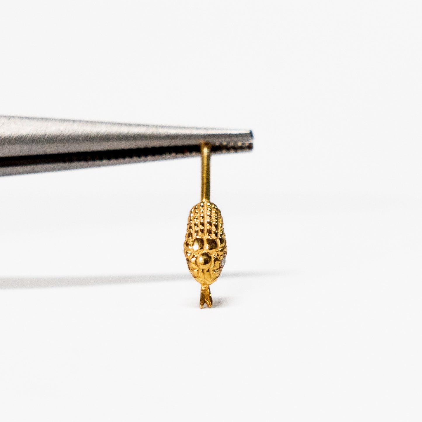 Arete coatl oro amarillo de 18K con diamantes