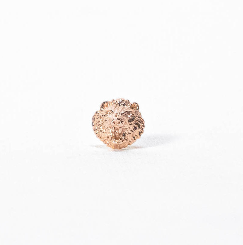 Arete león con baño oro rosa