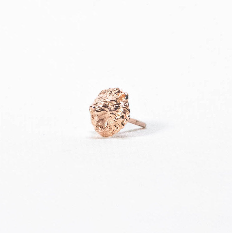 Arete león con baño oro rosa