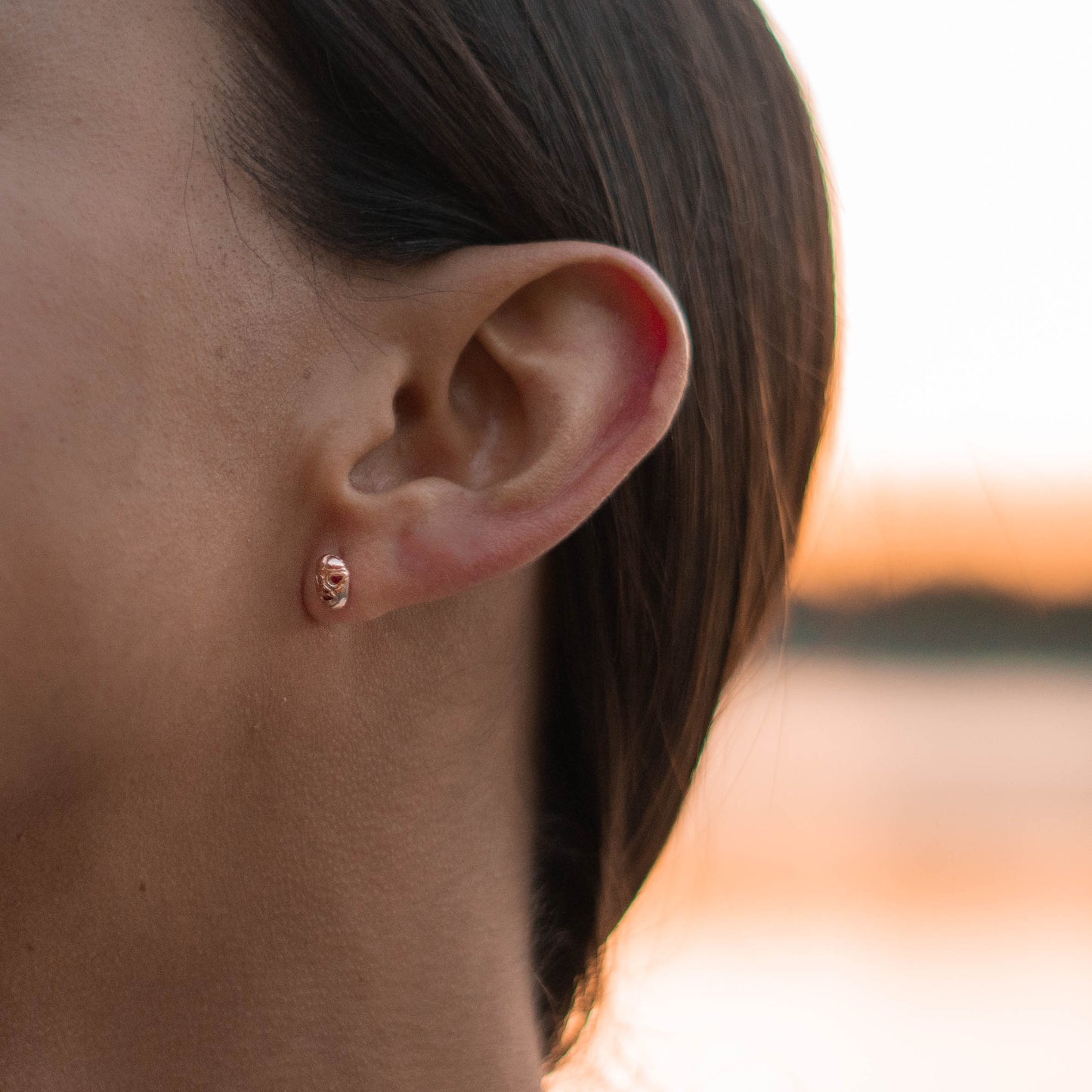 Arete mascara de luchador con baño oro rosa