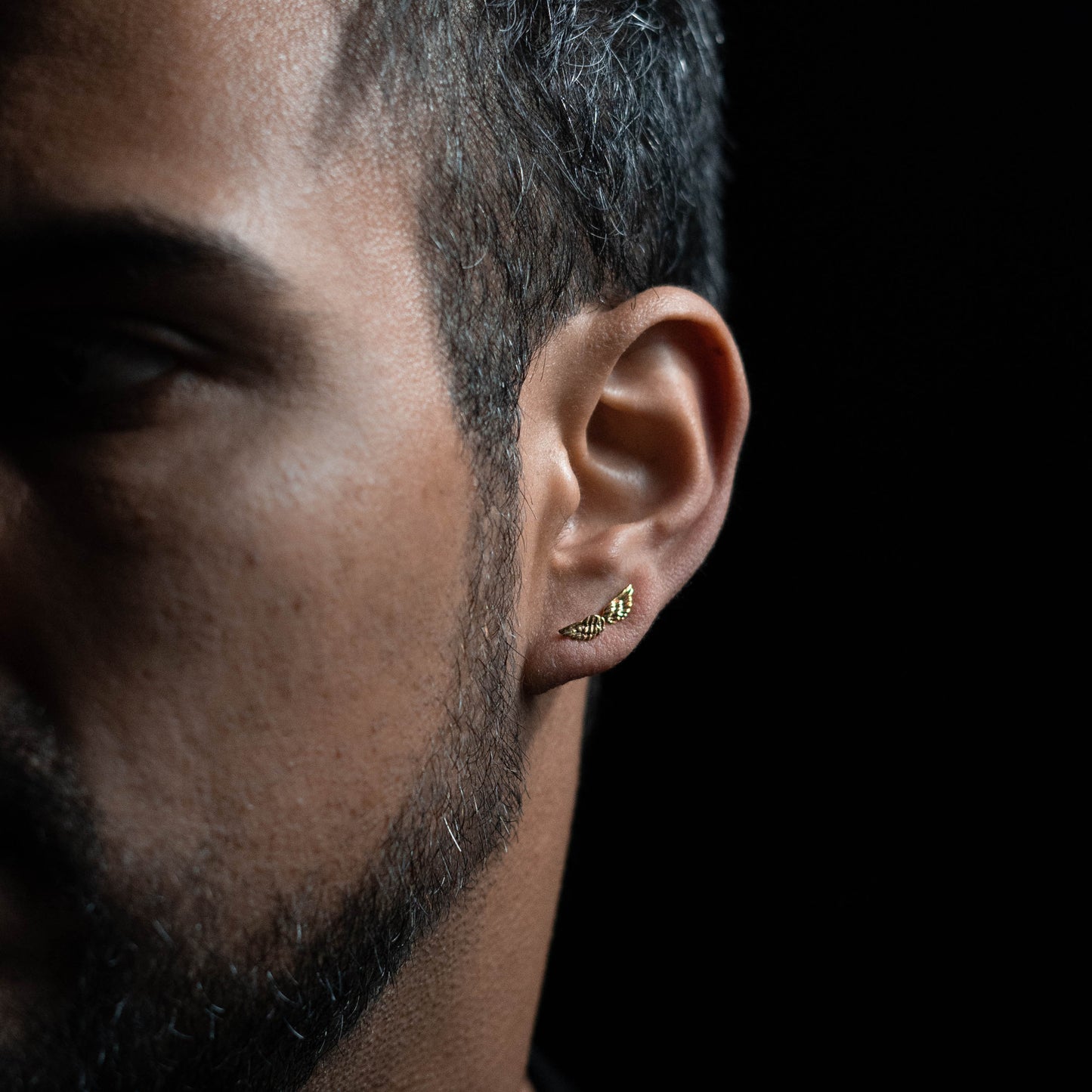 Arete ala izquierda oro amarillo 14 K