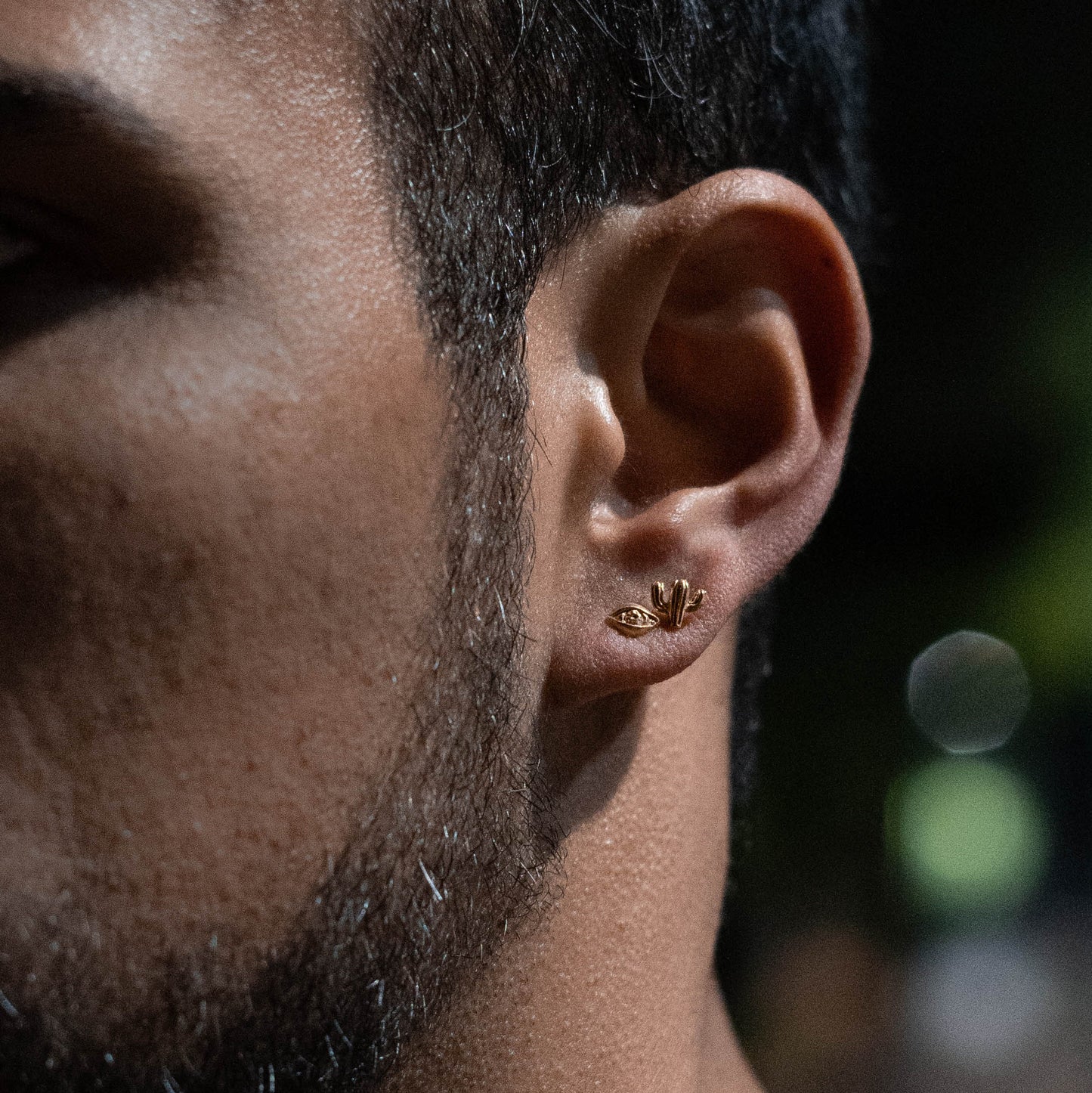 Arete ojo de Horus oro amarillo 14 K