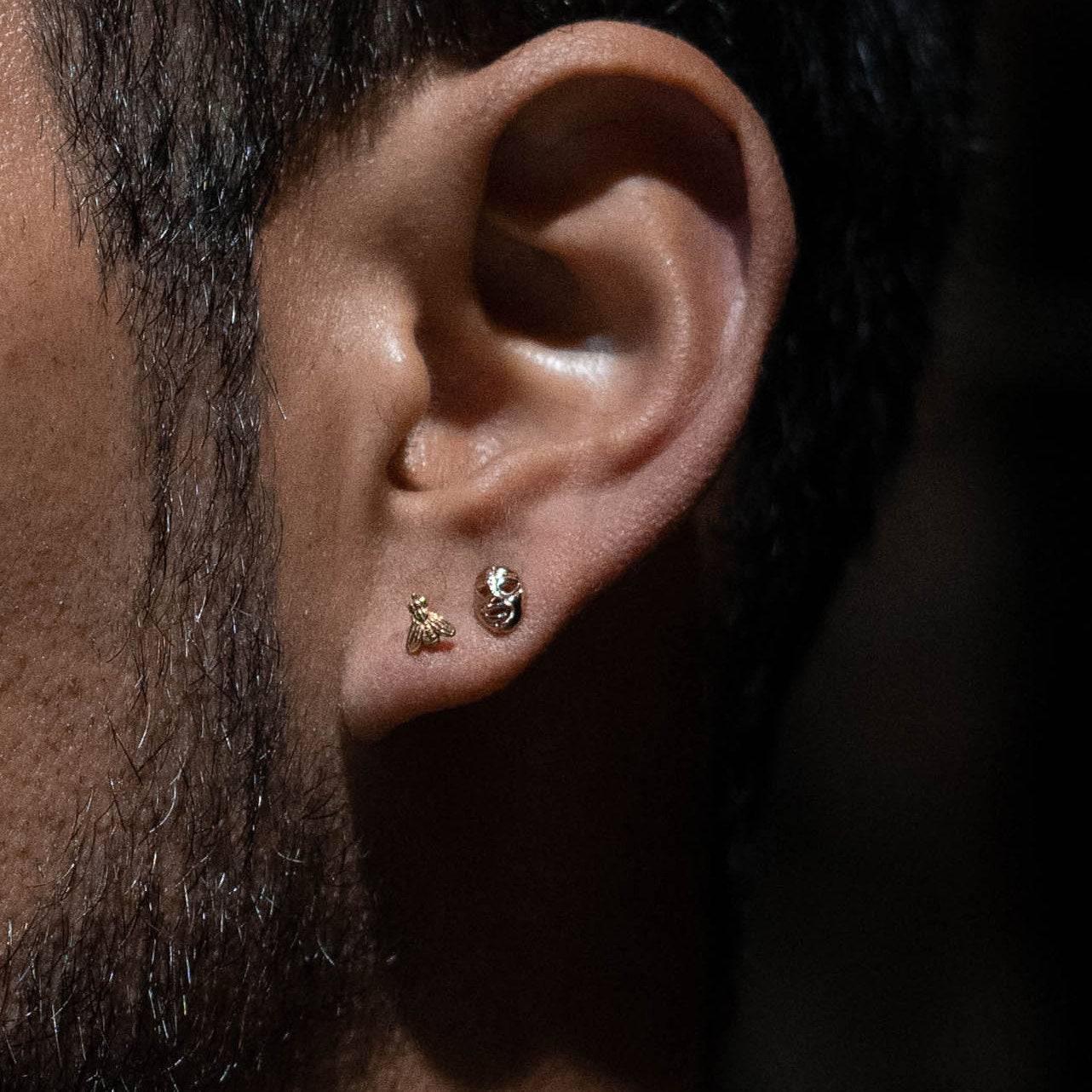 Arete mascara de luchador con baño oro rosa