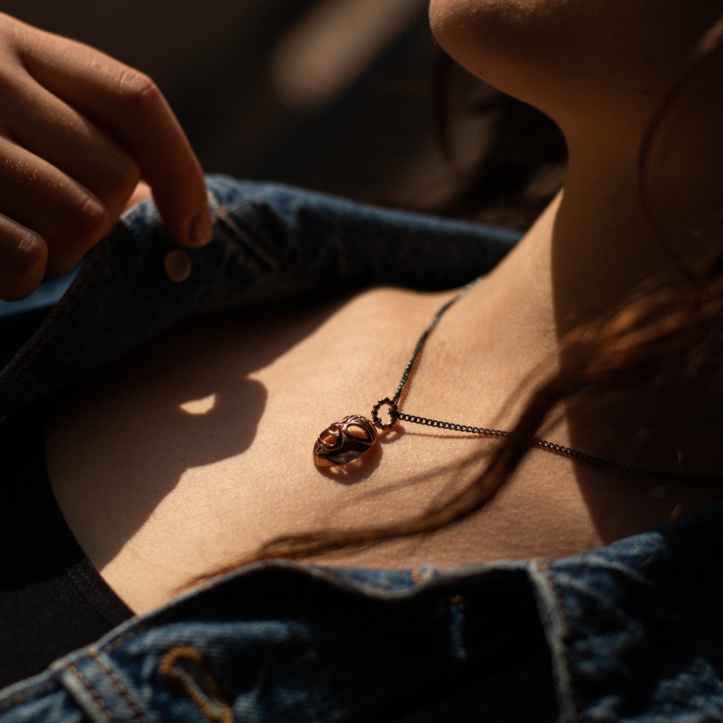 Collar de mascara de luchador con baño de oro rosa