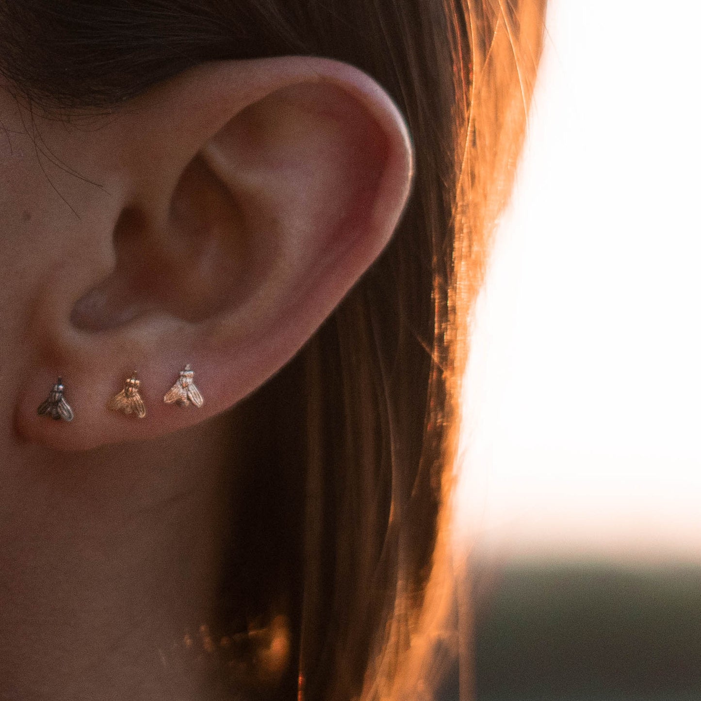 Arete ponte mosca con baño de oro rosa