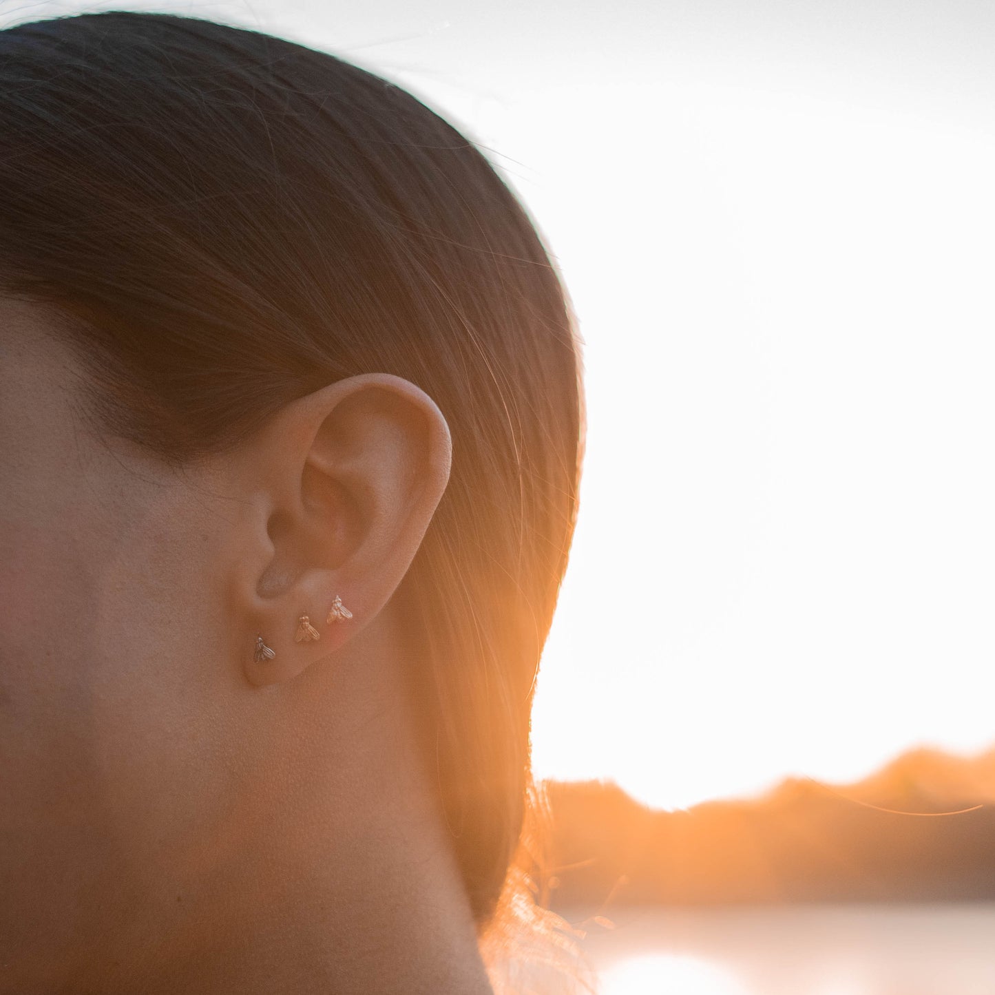 Arete ponte mosca con baño de oro rosa